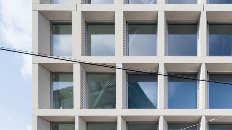 Post am Rochus Detailaufnahme Fensterfront