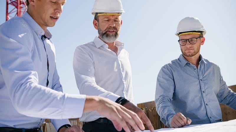 Teambesprechung auf der Baustelle © Joel Kernasenko