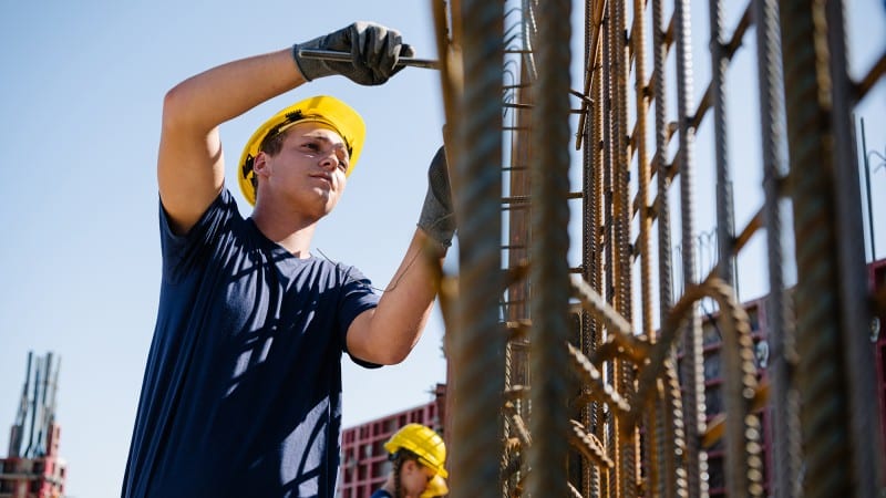 HABAU Lehrling bei der Arbeit auf der Baustelle